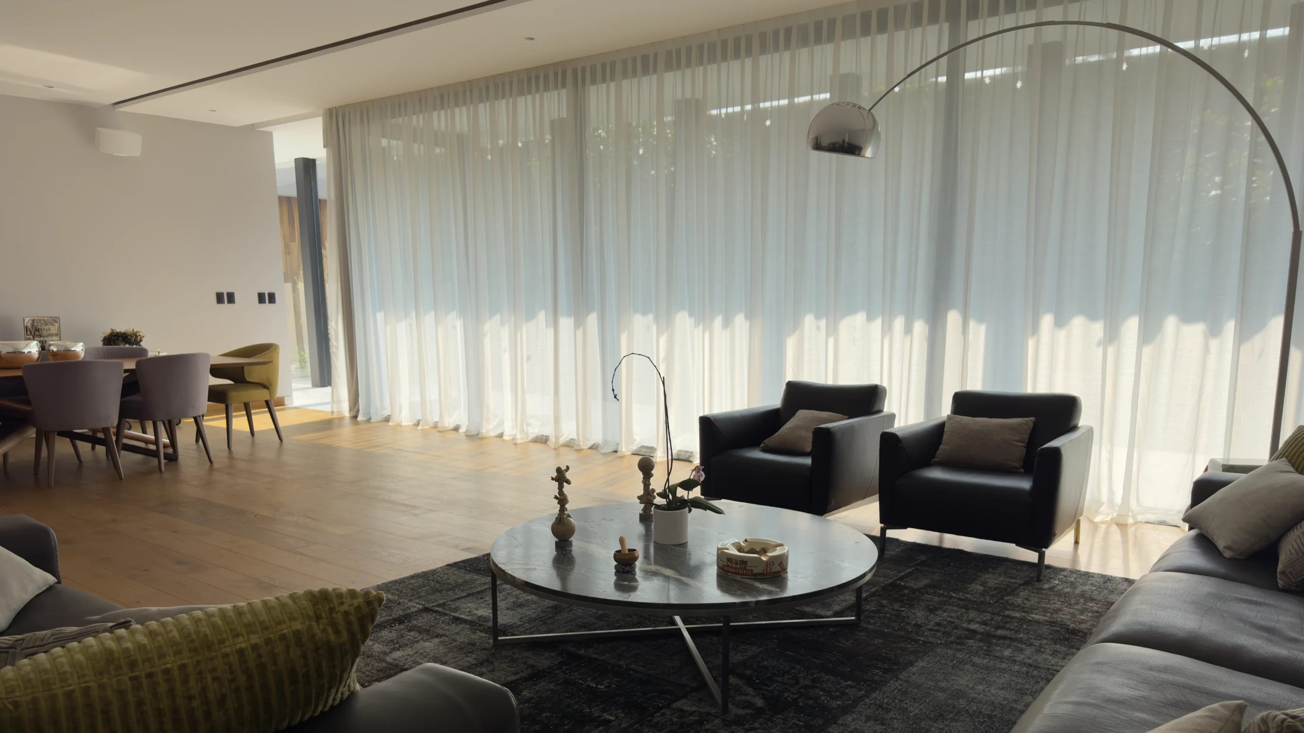 Sistema de automatización para cortinas con motor, control remoto y conexión WiFi instalado por Telas Rivera
