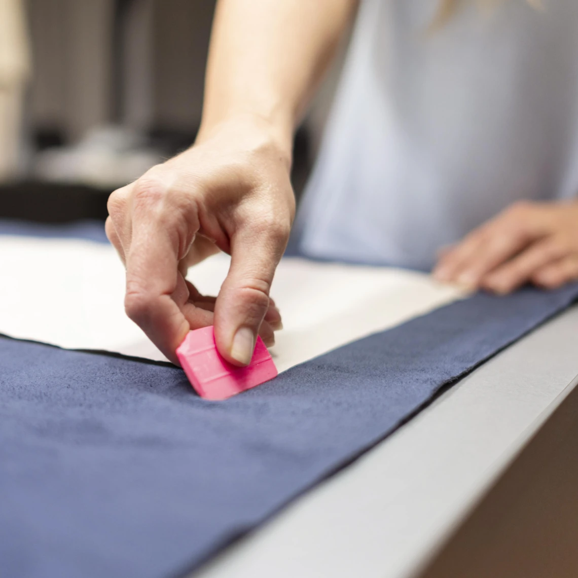 Proceso artesanal de corte y preparación de tela para una confección especial