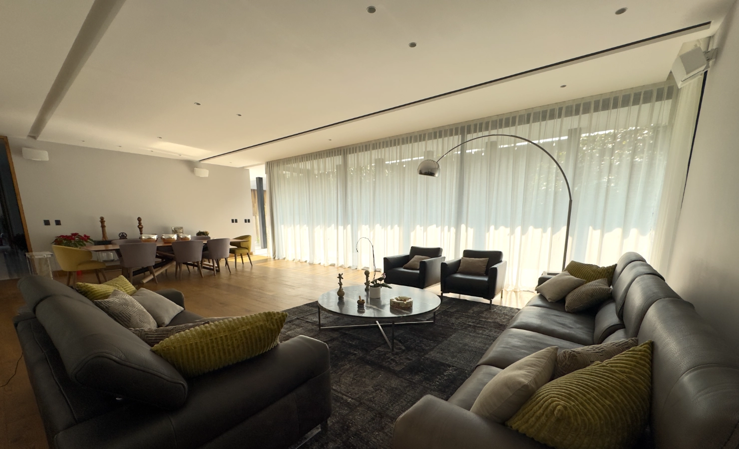 Cortinas de gran tamaño confeccionadas a la medida para un amplio ventanal residencial